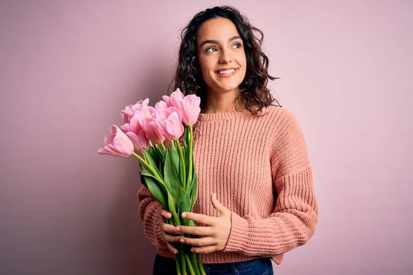 Fiatal Gyönyörű Romantikus Göndör Haj Gazdaság Csokor Rózsaszín Tulipán Mosolygó — Stock Fotó