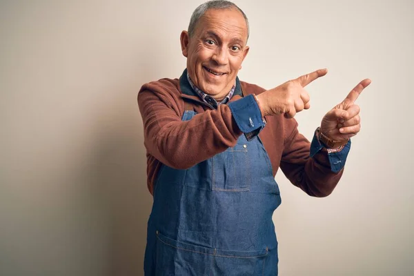 Senior Knappe Bakker Man Draagt Schort Staan Geïsoleerde Witte Achtergrond — Stockfoto