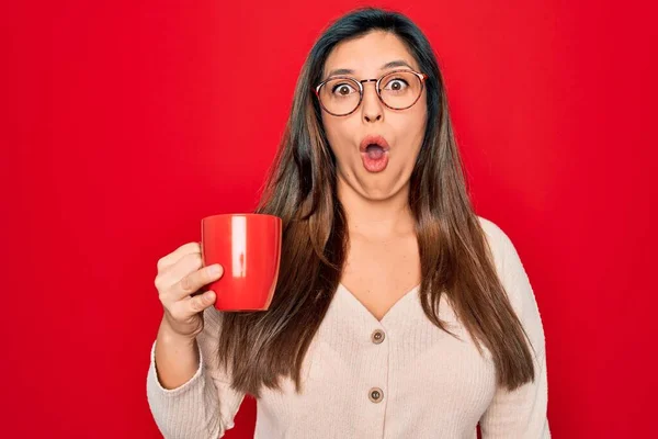 Mujer Hispana Joven Usando Gafas Bebiendo Una Taza Café Sobre — Foto de Stock