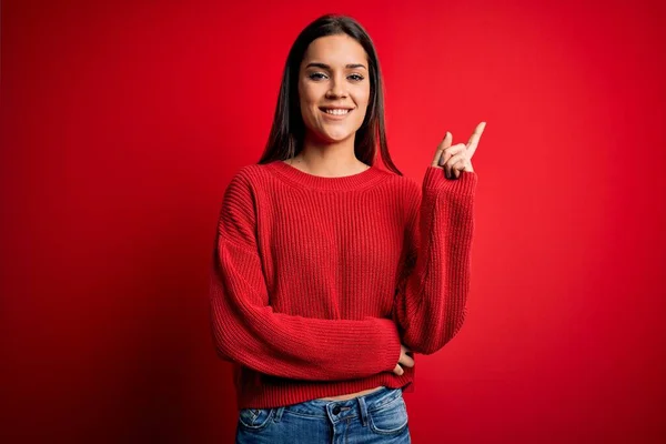 Linda Jovem Morena Vestindo Camisola Casual Sobre Fundo Vermelho Isolado — Fotografia de Stock