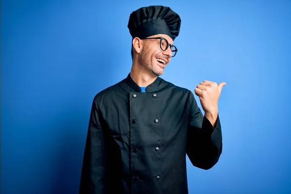 Jovem Chef Bonito Homem Vestindo Uniforme Fogão Chapéu Sobre Fundo — Fotografia de Stock