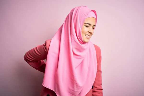 Junges Schönes Mädchen Mit Muslimischem Hijab Steht Vor Isoliertem Rosa — Stockfoto