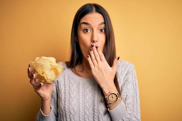 Jeune Belle Femme Brune Tenant Bol Avec Croustilles Pommes Terre — Photo