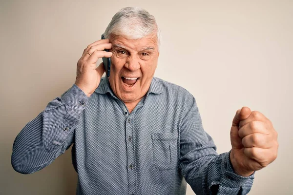 Senior Hoary Man Met Gesprek Praten Smartphone Witte Achtergrond Schreeuwen — Stockfoto