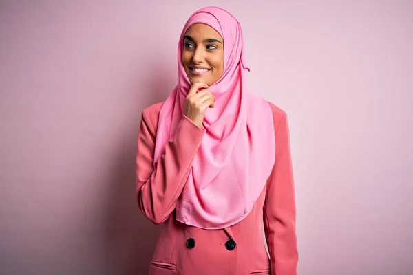 Молодая Красивая Брюнетка Бизнесвумен Розовом Мусульманском Хиджабе Деловой Куртке Рукой — стоковое фото