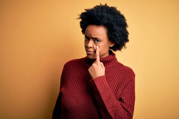 Ung Vacker Afroamerikansk Afro Kvinna Med Lockigt Hår Bär Casual — Stockfoto