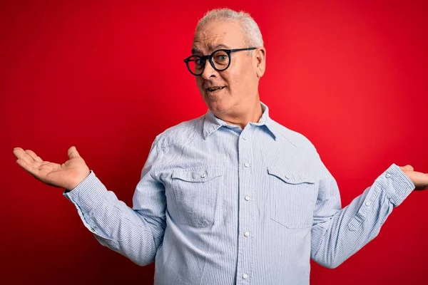 Ein Gutaussehender Mann Mittleren Alters Der Lässig Gestreiftes Hemd Und — Stockfoto