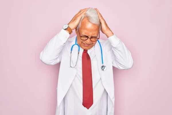 Steteskop Takan Orta Yaşlı Kır Saçlı Bir Doktor Baş Ağrısı — Stok fotoğraf
