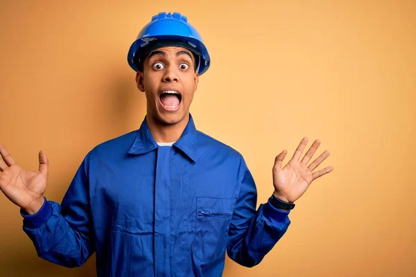 Ein Junger Gutaussehender Afrikanisch Amerikanischer Arbeiter Blauer Uniform Und Schutzhelm — Stockfoto