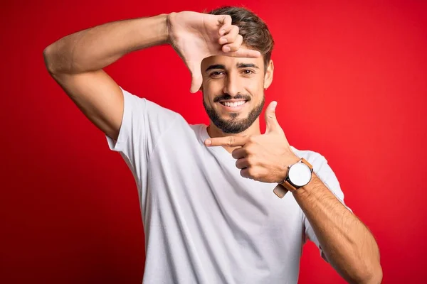 Jonge Knappe Man Met Baard Met Casual Shirt Rode Achtergrond — Stockfoto