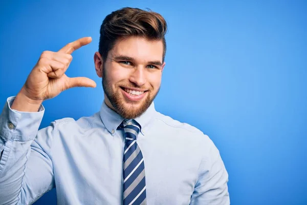 Ung Blond Affärsman Med Skägg Och Blå Ögon Bär Elegant — Stockfoto