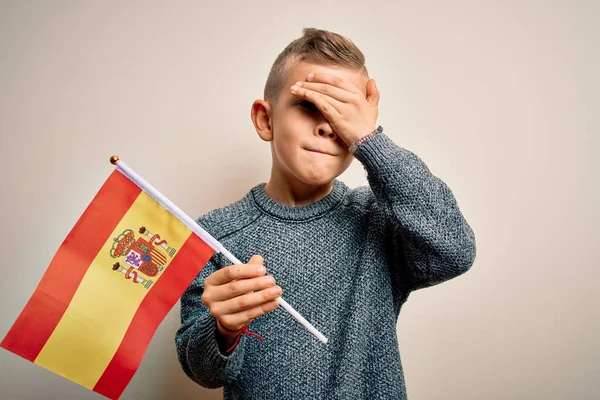 Jovem Bandeira Infantil Caucasiana Espanha Sobre Fundo Isolado Estressado Com — Fotografia de Stock