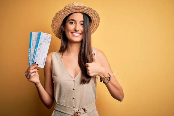 Joven Hermosa Mujer Turista Morena Vacaciones Con Sombrero Sosteniendo Tarjeta —  Fotos de Stock