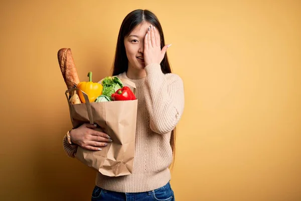 Joven Mujer Asiática Sosteniendo Bolsa Papel Comestibles Sanos Frescos Sobre — Foto de Stock