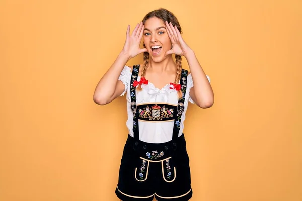 Jonge Mooie Blonde Duitse Vrouw Met Blauwe Ogen Traditionele Octoberfest — Stockfoto