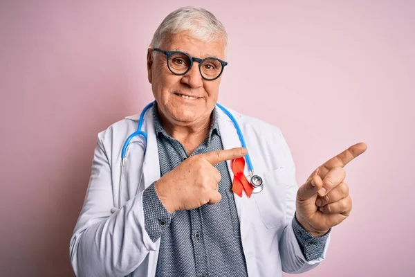 Starszy Przystojny Lekarz Hoary Nosi Stetoskop Czerwoną Wstążkę Hiv Płaszczu — Zdjęcie stockowe