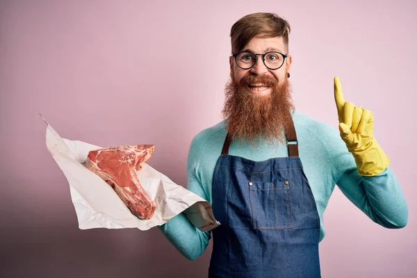 Redhead Irländsk Slaktare Man Med Skägg Håller Rått Nötkött Biff — Stockfoto