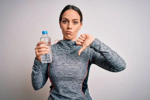 Ung Fitness Kvinna Bär Sport Träningskläder Dricksvatten Från Plastflaska Med — Stockfoto