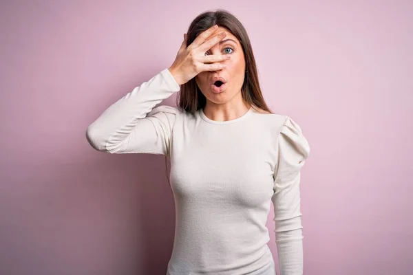 Giovane Bella Donna Con Gli Occhi Blu Indossa Casual Shirt — Foto Stock