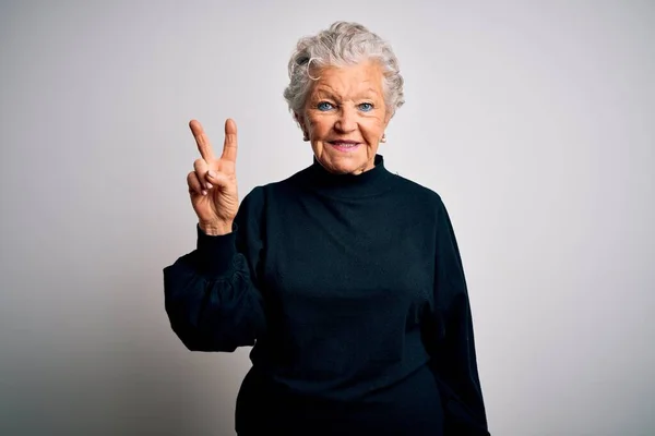 Senior Hermosa Mujer Vistiendo Suéter Negro Casual Pie Sobre Fondo —  Fotos de Stock