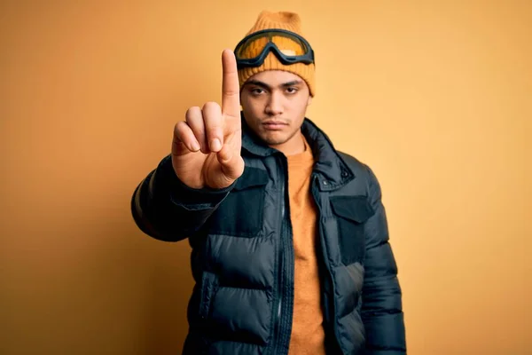 Young Brazilian Skier Man Wearing Snow Sportswear Ski Goggles Yellow — Stock Photo, Image