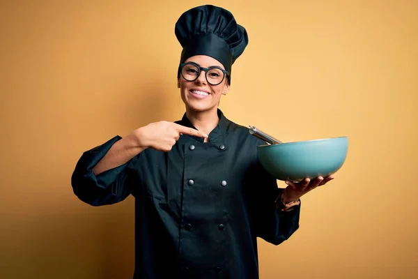 Genç Güzel Esmer Aşçı Üniforması Giyen Şapkalı Çanak Tutan Çırpmaktan — Stok fotoğraf