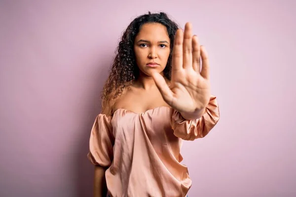 Jonge Mooie Vrouw Met Krullend Haar Dragen Casual Shirt Staan — Stockfoto