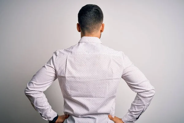 Mladý Pohledný Muž Elegantní Košili Stojící Nad Izolované Bílé Pozadí — Stock fotografie
