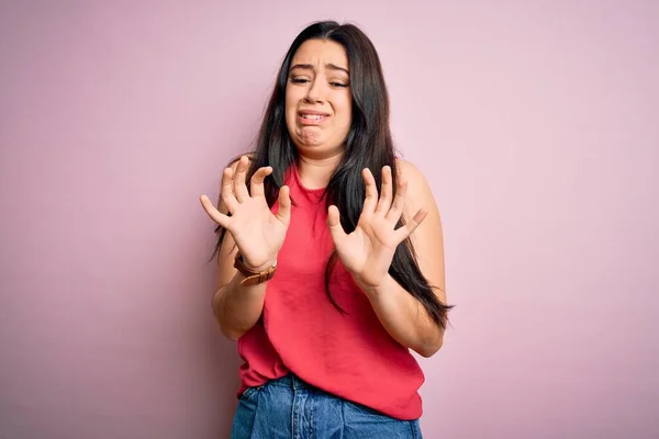 Jovem Morena Mulher Vestindo Casual Verão Camisa Sobre Rosa Isolado — Fotografia de Stock