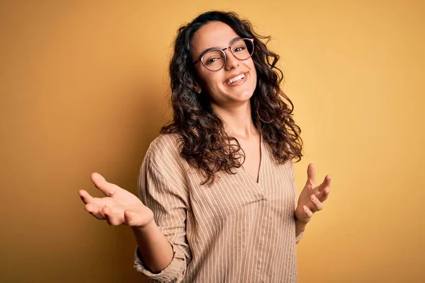 Schöne Frau Mit Lockigem Haar Gestreiftem Hemd Und Brille Über — Stockfoto