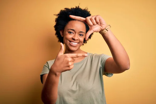 Jonge Mooie Afro Amerikaanse Afro Vrouw Met Krullend Haar Dragen — Stockfoto