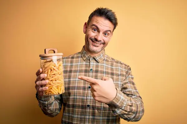 Ung Stilig Man Som Håller Burk Med Torr Italiensk Pasta — Stockfoto