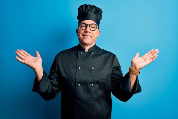 Hombre Guapo Cocinero Pelo Gris Mediana Edad Con Uniforme Cocina —  Fotos de Stock