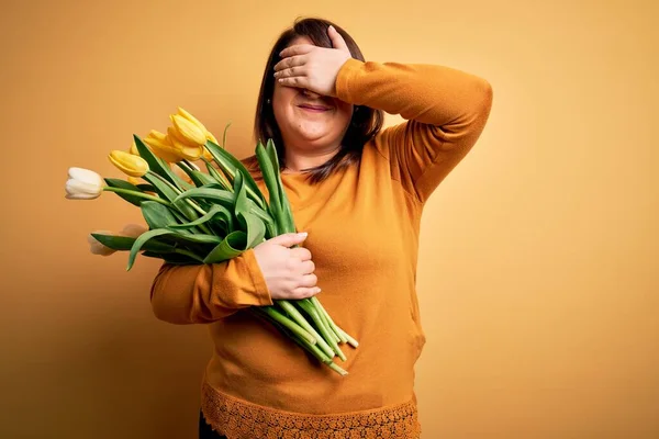 Sarı Arka Planda Romantik Lale Çiçekleri Tutan Güzel Iri Yarı — Stok fotoğraf