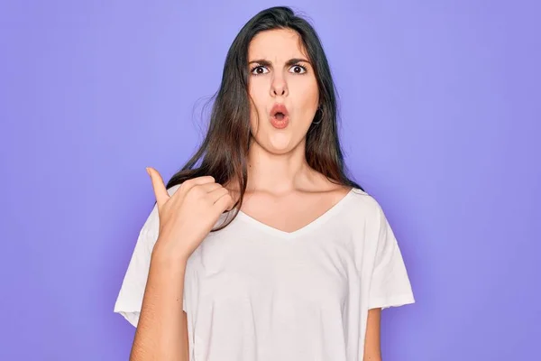 Young Beautiful Brunette Woman Wearing Casual White Shirt Purple Background — Stock Photo, Image