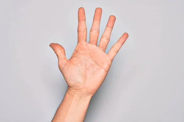 Рука Білошкірого Чоловіка Показує Пальці Над Ізольованим Білим Тлом Підрахунок — стокове фото