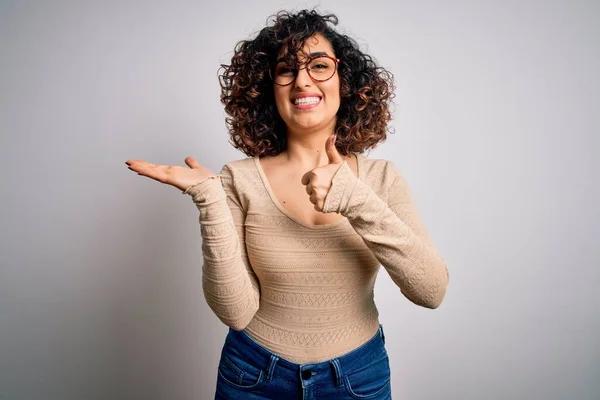 Giovane Bella Donna Araba Riccia Indossa Casual Shirt Occhiali Sfondo — Foto Stock