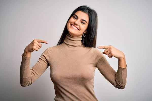 Giovane Bella Donna Bruna Indossa Maglione Dolcevita Sfondo Bianco Guardando — Foto Stock