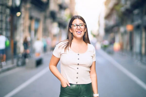 Jovem Mulher Bonita Sorrindo Feliz Confiante Com Sorriso Rosto Rua — Fotografia de Stock