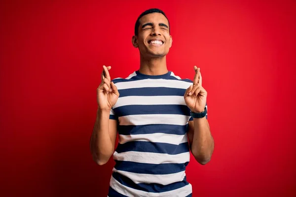 영국계 미국인 남자가 줄무늬 티셔츠를 미소를 미신적 — 스톡 사진