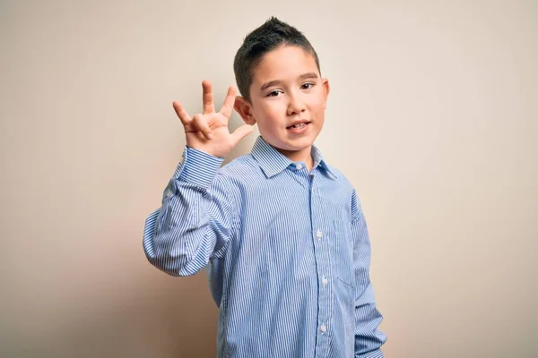 Маленький Мальчик Элегантной Рубашке Стоит Изолированном Фоне Показывает Пальцами Номер — стоковое фото