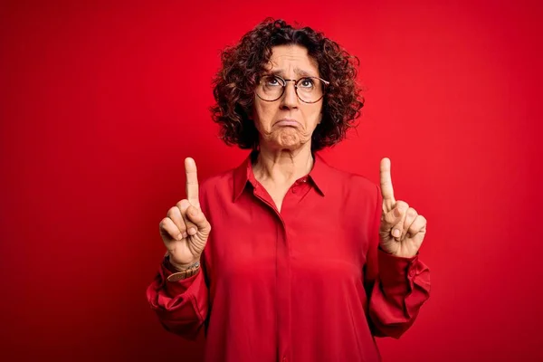 Orta Yaşlı Kıvırcık Saçlı Normal Gömlekli Kırmızı Arka Planda Gözlüklü — Stok fotoğraf