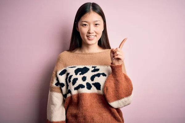 Jong Mooi Aziatisch Vrouw Dragen Dier Print Mode Trui Roze — Stockfoto