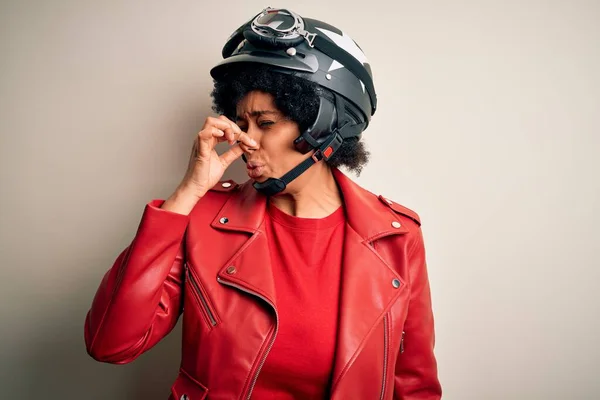 Giovane Afro Americana Donna Motociclista Con Capelli Ricci Indossando Casco — Foto Stock