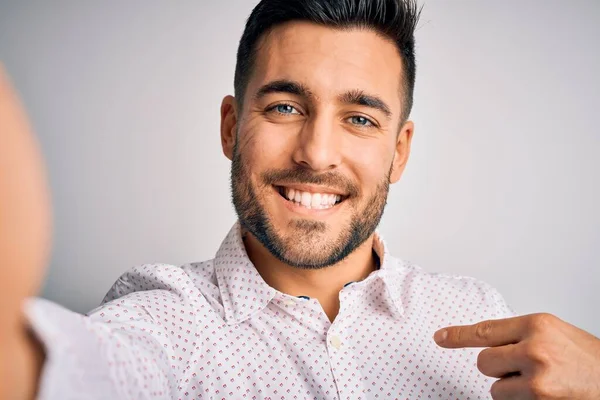 Joven Hombre Guapo Usando Camisa Haciendo Selfie Por Cámara Sobre — Foto de Stock