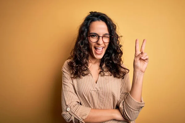 Mulher Bonita Com Cabelo Encaracolado Vestindo Camisa Listrada Óculos Sobre — Fotografia de Stock