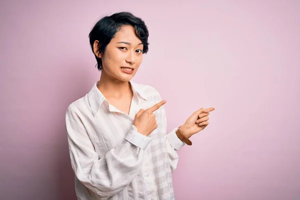 Jovem Bela Menina Asiática Vestindo Camisa Casual Sobre Fundo Rosa — Fotografia de Stock