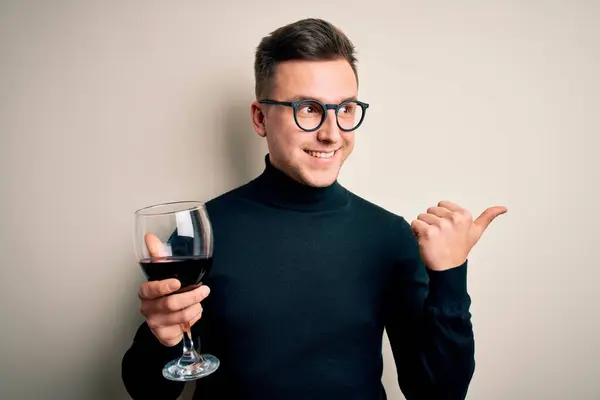Fiatal Jóképű Kaukázusi Férfi Iszik Egy Alkoholos Pohár Vörösbort Elszigetelt — Stock Fotó