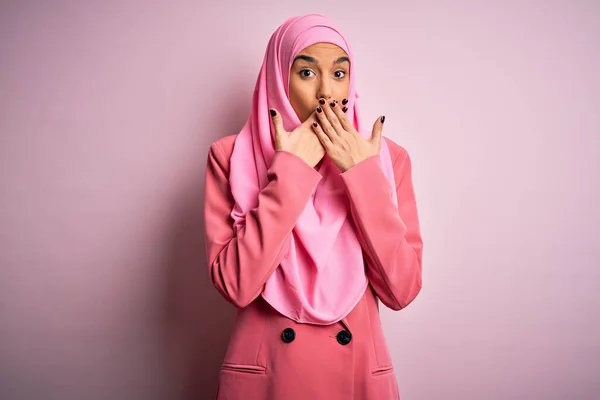 Mladá Krásná Brunetka Podnikatelka Sobě Růžové Muslimské Hidžáb Obchodní Bunda — Stock fotografie
