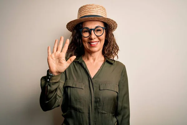 Mujer Morena Mediana Edad Con Gafas Sombrero Pie Sobre Fondo — Foto de Stock